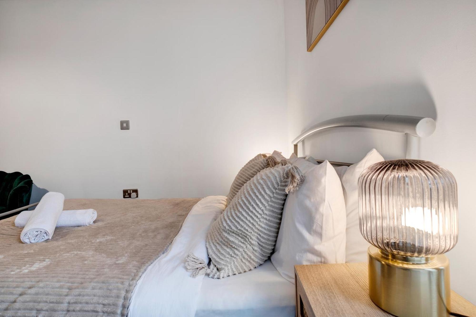 Ultra Stylish 2 Bedroom Apt Centrally Located バーミンガム エクステリア 写真